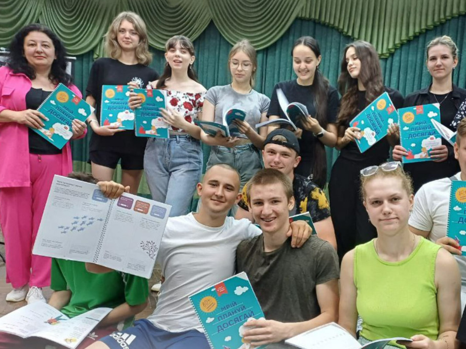 Дітям — знання, дорослим — професія: як неформальна освіта допомагає жителям Донеччини під час війни