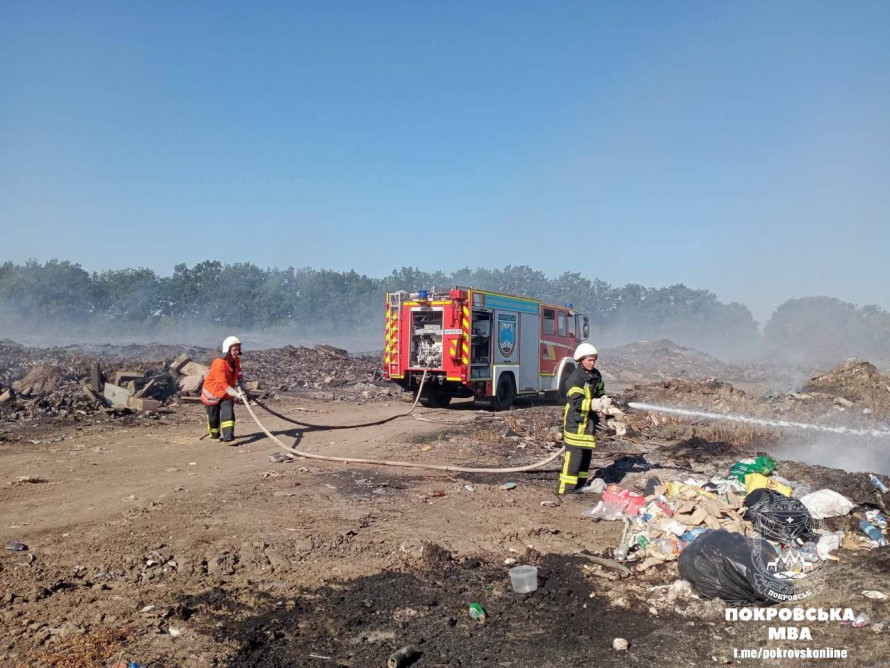 У Покровську другу добу горить полігон зі сміттям
