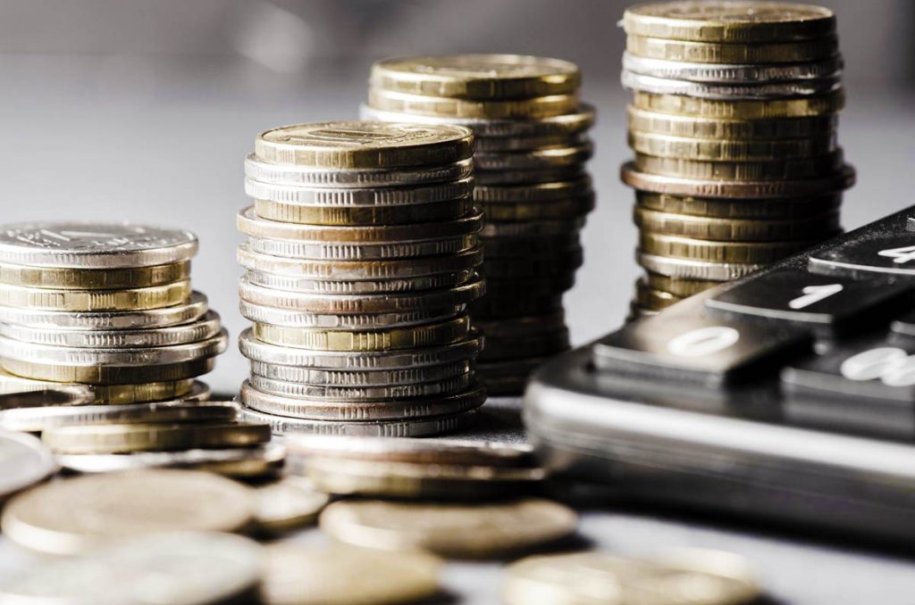 Уряд планує заморозити підвищення мінімальної зарплати та прожиткового мінімуму на найближчі роки