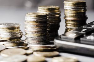 Уряд планує заморозити підвищення мінімальної зарплати та прожиткового мінімуму на найближчі роки