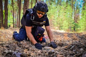 Піротехніки виявили небезпечні боєприпаси в Лиманському лісі