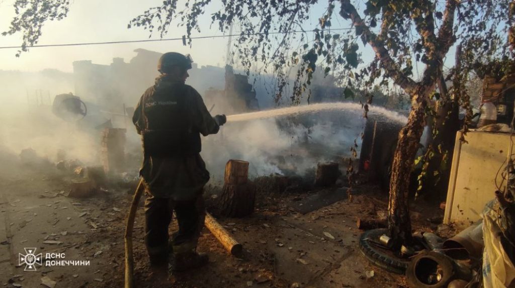 Рятувальники Лиманщини ліквідували пожежі після ворожого обстрілу в Ямполі та Лимані