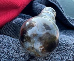 Патрульні виявили особу, що ховала наркотики в електричній лампочці