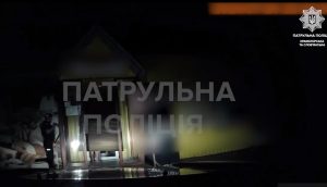 У Слов’янську  чоловік намагався проникнути до приміщення продуктового магазину та пошкодив чужу автівку