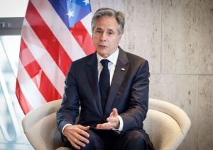 Блінкен: розпочато передачу літаків F-16 Україні