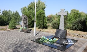 У річницю звільнення Слов’янська до місць загибелі українських військових несуть квіти (фото)