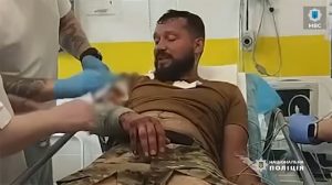 росіяни вдарили по евакуаційному авто, поранено двох парамедиків (видео)