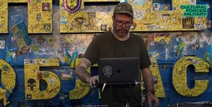 «Коли ти їдеш на Донбас, це перше, що ти бачиш»: DJ Tapolskiy) зіграв біля знакової стели (відео)