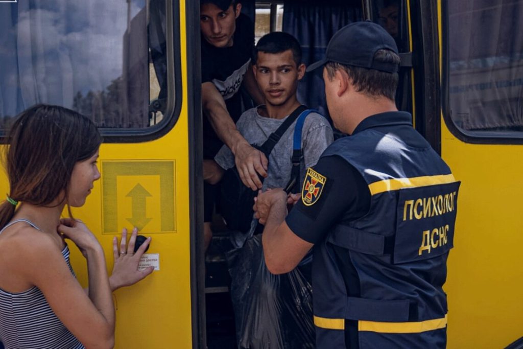 Евакуація з Донеччини: понад 2500 дітей вивезено з зони бойових дій