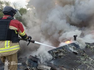 Лиман: рятувальники ліквідували пожежу в торговельних павільйонах після обстрілу