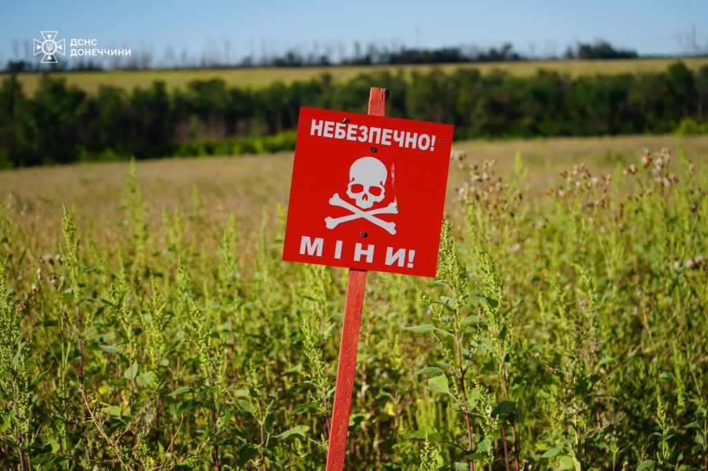 Піротехніки ДСНС очищують деокуповану Донеччину від вибухонебезпечних предметів
