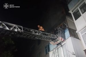 Рятувальники врятували чотирьох людей під час пожежі в багатоповерхівці