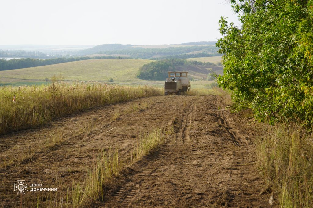 Піротехніки ДСНС продовжують розмінування Донеччини: понад 94 000 кв. м території обстежено за добу