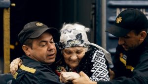 Врятовані з пекла: “Білий янгол” вивіз маломобільне літнє подружжя з фронтової Єлизаветівки