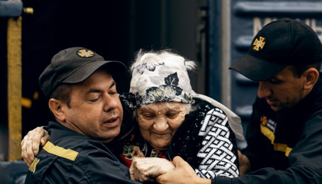 Врятовані з пекла: “Білий янгол” вивіз маломобільне літнє подружжя з фронтової Єлизаветівки