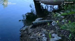 Піротехніки ДСНС знешкодили 15 артилерійських снарядів у водоймі Донеччини (фото, видео)