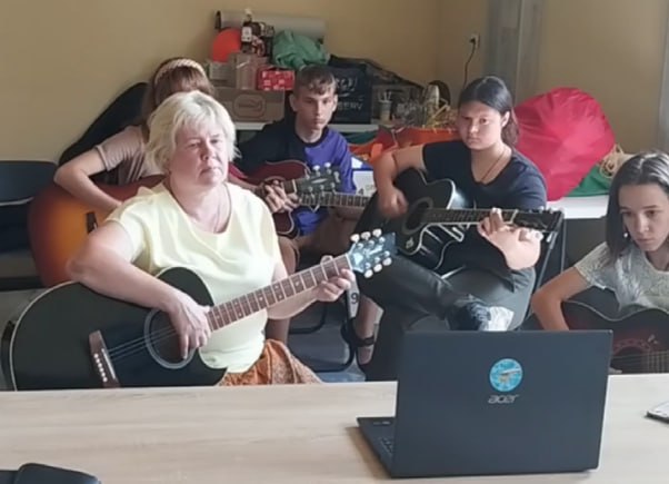 Так звучить Гімн України на гітарі у деокупованій Святогірській громаді, де діти навчаються музиці (відео)