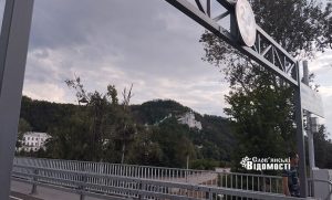Як виглядає міст у Святогірську у вечірні часи (фоторепортаж)