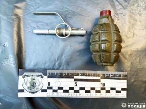 Житель Дружківки знайшов боєприпаси та напідпитку погрожував іншому містянину гранатою