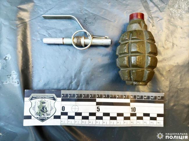 Житель Дружківки знайшов боєприпаси та напідпитку погрожував іншому містянину гранатою
