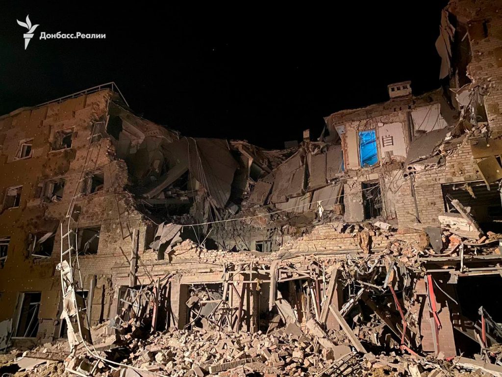 Російські війська обстріляли Миколаївку: пошкоджено готель, під завалами можуть бути люди (ФОТО)
