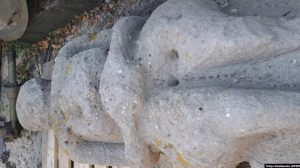 З Донеччини до Дніпра евакуювали 800-річну кам’яну бабу