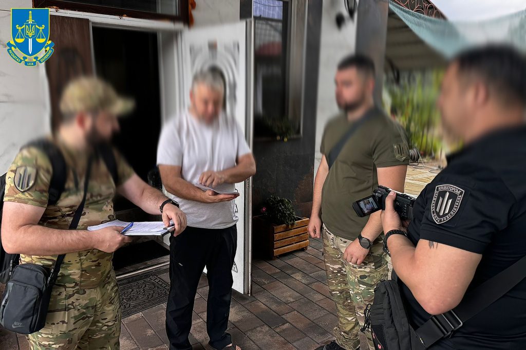 Прокуратура повідомила підозру податківцю який “кришевал” незаконний продаж алкоголю