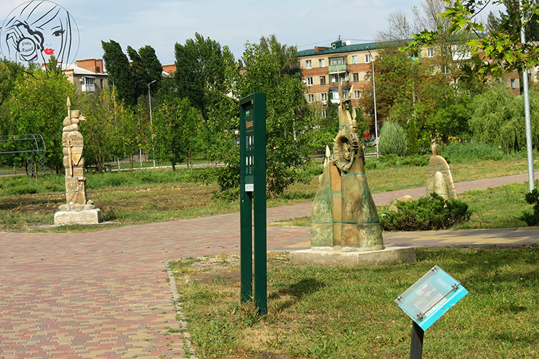 У парку Шовковичний встановили кілька скульптур, відремонтованих «на спонсорських засадах»