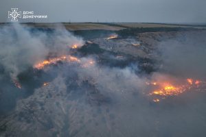 У Краматорську ліквідували масштабну пожежу після авіаудару (фото)