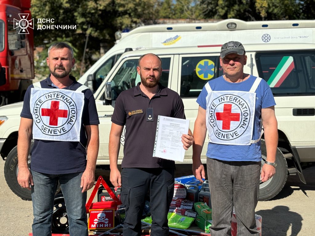 Міжнародний Комітет Червоного Хреста передав рятувальникам Донеччини необхідне обладнання для роботи в умовах війни