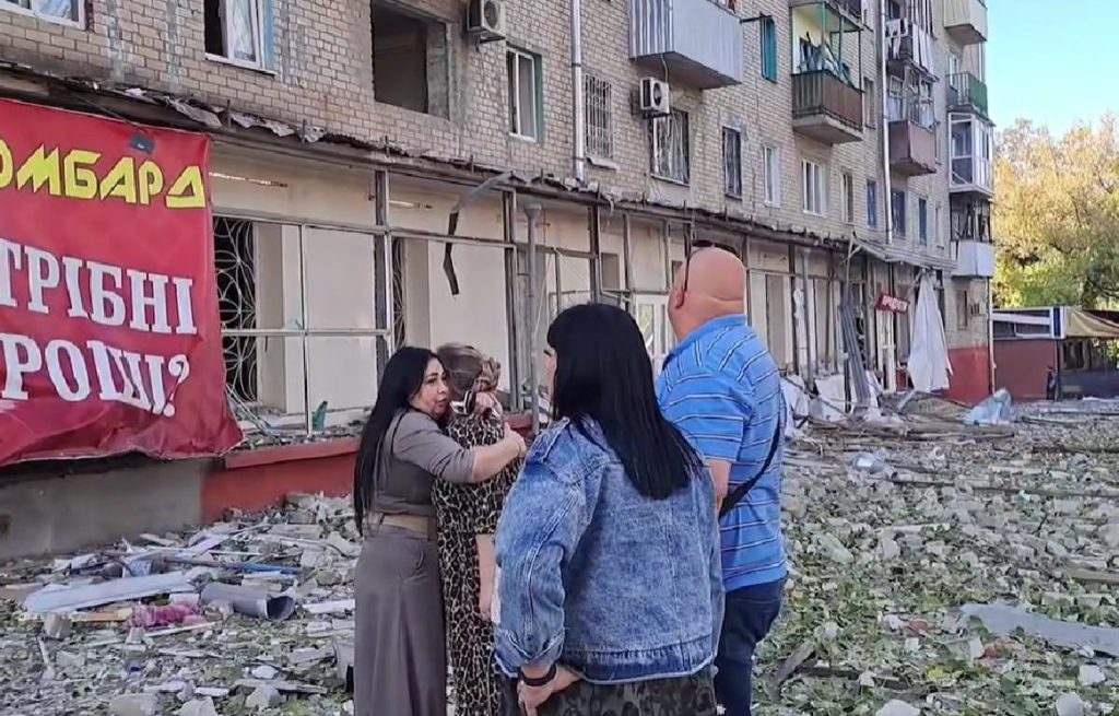 Щонайменше 1 людина загинула і 15 поранені — такі попередні наслідки удару по Краматорську станом на 17:00. Відео