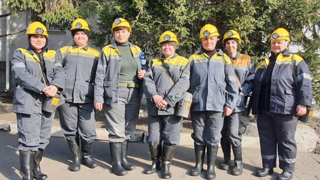 “До цього тут були тільки чоловіки”. Як жінки працюють під землею через брак кадрів на шахтах Донеччини