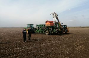 Попри військові дії аграрії Донеччини сіють озимі під урожай 2025 року