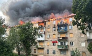 Пожежа у Краматорську: врятовано п’ятьох людей, триває ліквідація