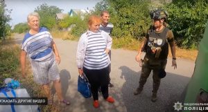 «Хати горять, людей вбиває». Жителі прифронтових сіл Лиманщини евакуюються за допомогою групи «Білий Янгол»