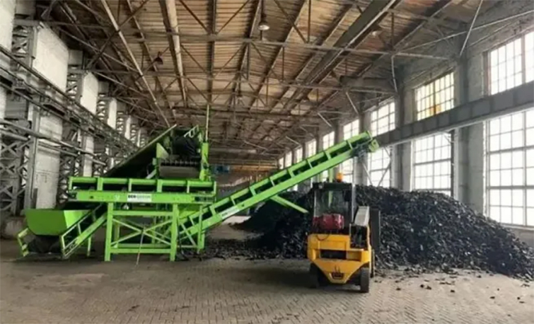 Що відомо про завод з виробництва штучних футбольних полів, який росіяни нещодавно знищили у Краматорську