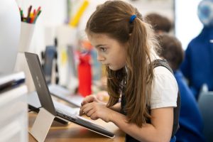 Гаджети для навчання: скільки вже отримано у Слов’янську та як школярам отримати ноутбук