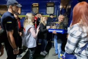 Як зустріли перший евакуаційний потяг на Буковині та що отримали люди (фото)