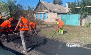 У Слов’янську відновлюють дорогу: якій вулиці пощастило (фотофакт)
