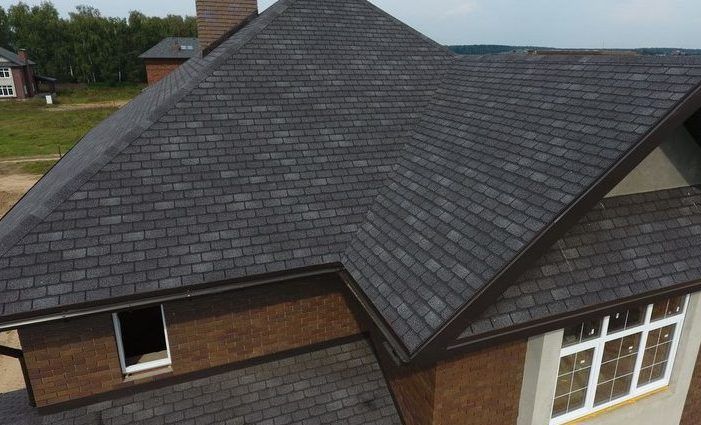 Как битумная черепица защищена от внешних факторов