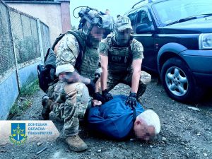 До 7 000 доларів США за людину – викрито мешканця Донеччини, який під час воєнного стану займався нелегальним вивезенням ухилянтів до Угорщини