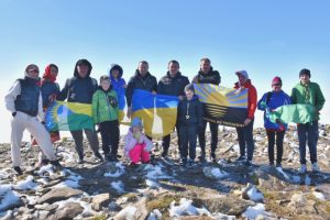 Спортсмени Донеччини піднялиcь на Говерлу з нагоди Дня захисників і захисниць