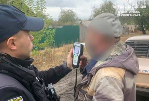 Патрульні відсторонили від керування нетверезого водія, який їздив, не маючи права керування