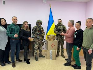 Співробітники Словʼянської міської ВА у черговий раз на власні кошти придбали 12 FPV дронів для наших захисників