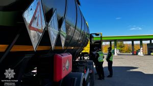 Патрульні нагадали водіям Краматорська та Слов’янська про правила перевезення небезпечних вантажів