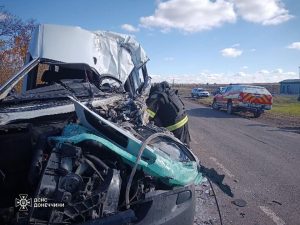 В Покровському районі маршрутне таксі з пасажирами потрапило в ДТП: загинув водій, ще 10 пасажирів отримали поранення