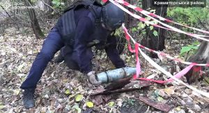 Слов’янськ: піротехніки ДСНС виявили й знищили артилерійський снаряд 122 мм та ручну осколкову гранату Ф-1