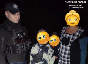 Патрульні повернули додому двох дітей, які блукали вечірнім містом