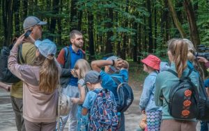 Влада Донеччини виділить до 4,2 млн грн на оплату прогулянок екостежками для дітей із зони бойових дій (деталі)