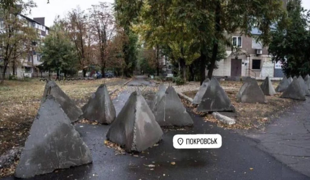 У Покровську зводять фортифікації: мешканців закликають до евакуації через небезпеку